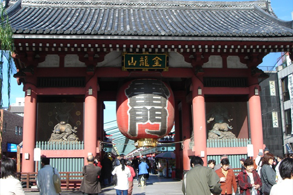 O templo budista de Asakusa recebe visitantes e mantém suas tradições intactas. Foto de Jonas Ryberg, via Wikimedia Commons.
