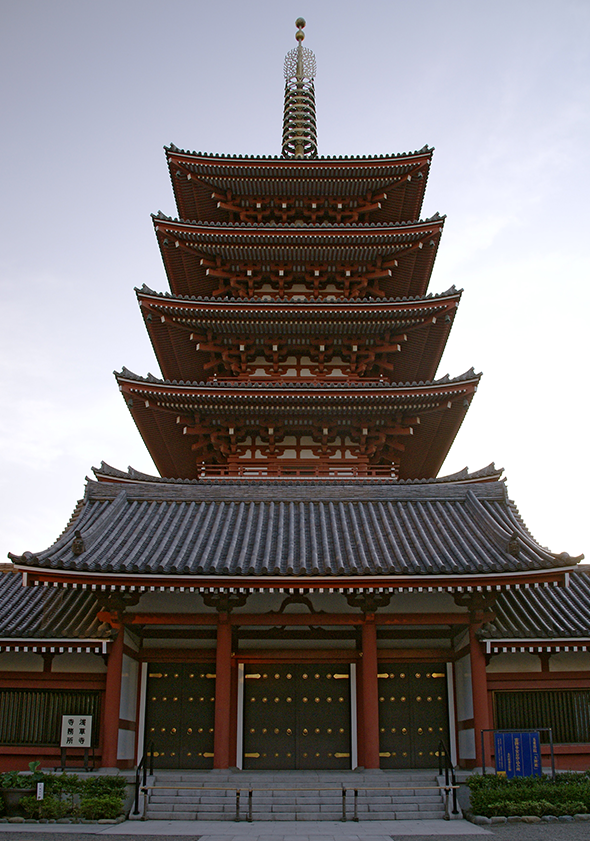 Reserve alguns minutos para admirar a riqueza de detalhes da Asakusa Pagoda. Foto de 663Highland, via Wikimedia Commons